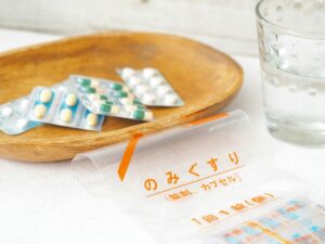 薬の飲み忘れに気づいて慌てる人のイメージ