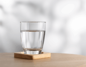 コップに入った水のイメージ