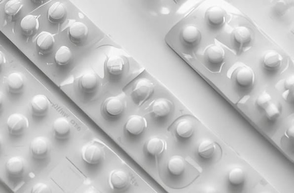 処方薬のカロナールと、市販薬のタイレノールA・カロナールAのパッケージ比較イメージ。成分アセトアミノフェンの違いを解説するブログ記事のアイキャッチ画像。